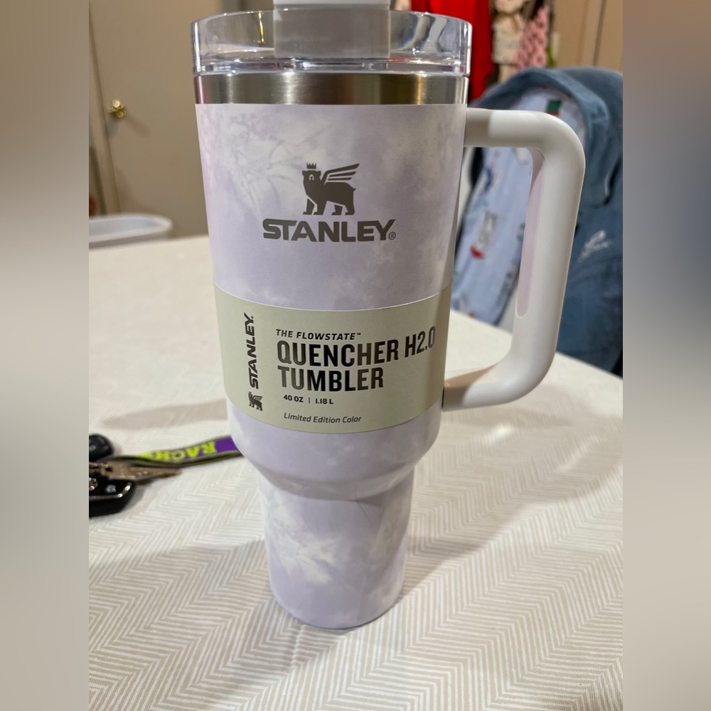 Stanley 40oz tumbler with switched handle and lid.